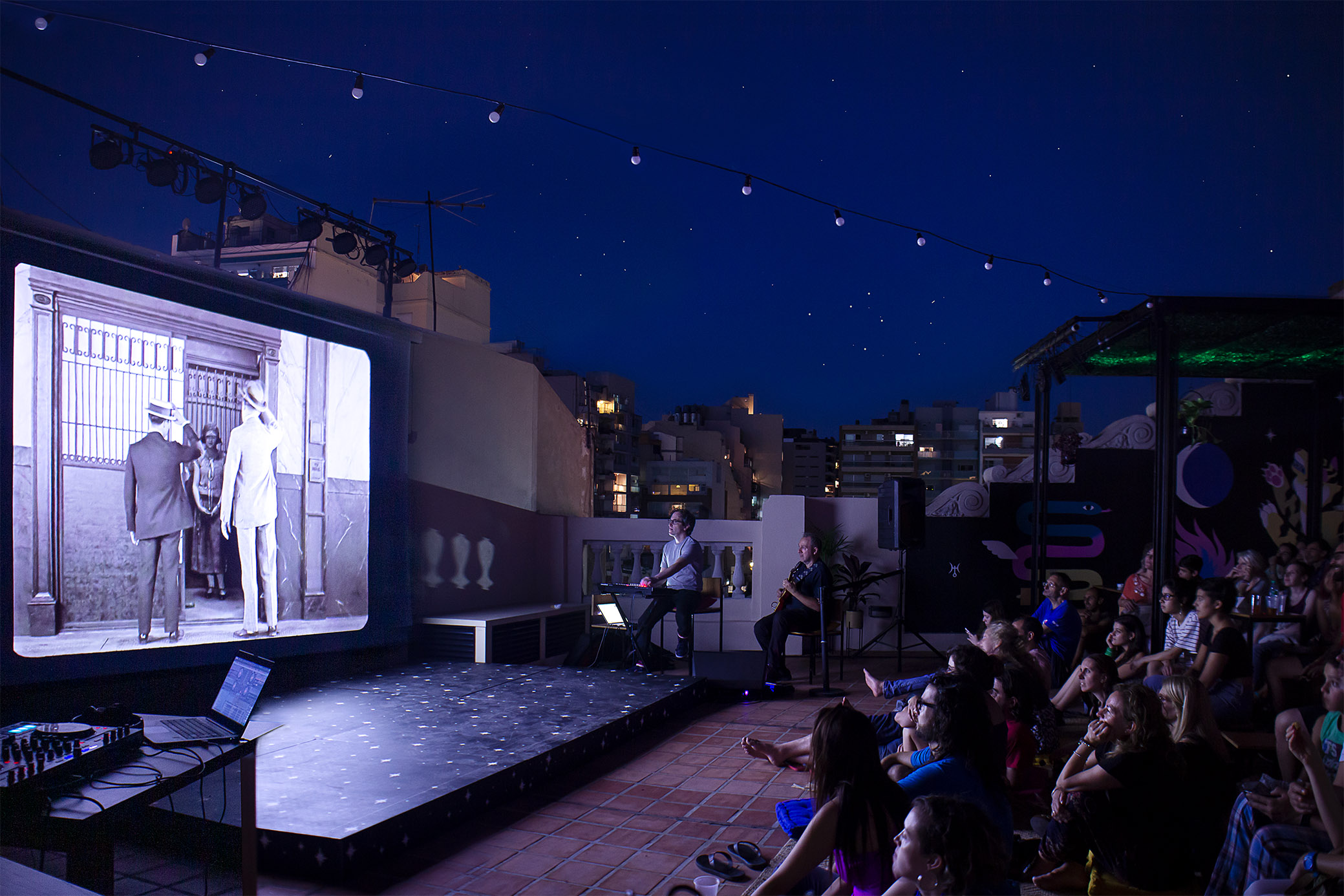 Noches de música, cine y astrología en la Terraza del CC25