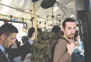 Mochila montada en transporte público, No!